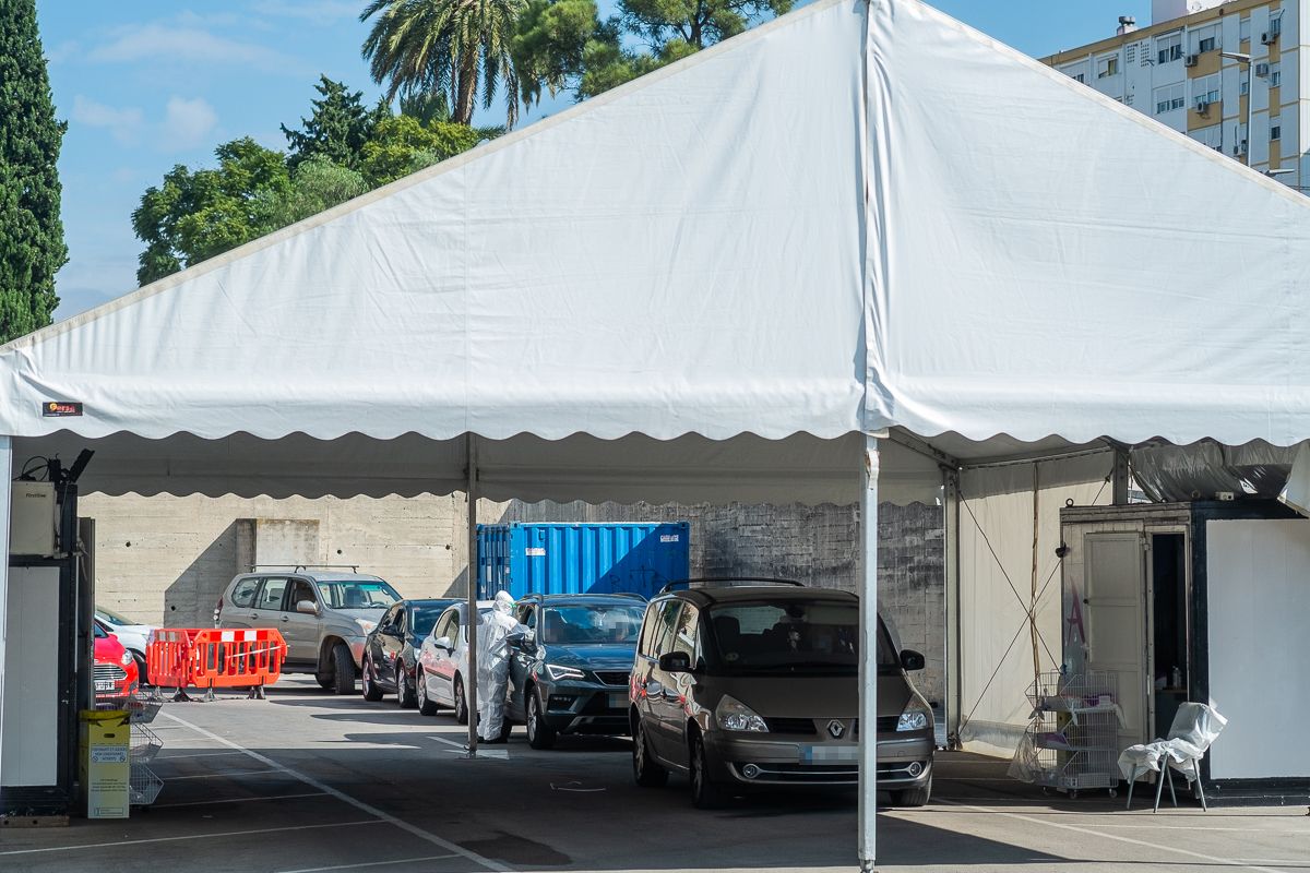 Sanitarios practicando pruebas en el autocovid del Hospital de Jerez.