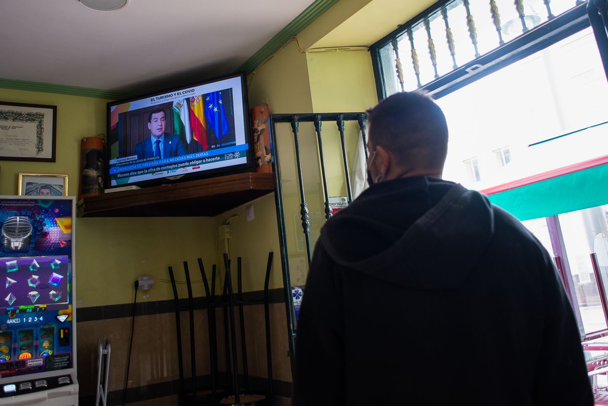 Un vecino de San Fernando observa en un bar una intervención de Moreno Bonilla. Un vecino de San Fernando observa en un bar una intervención de Moreno Bonilla.