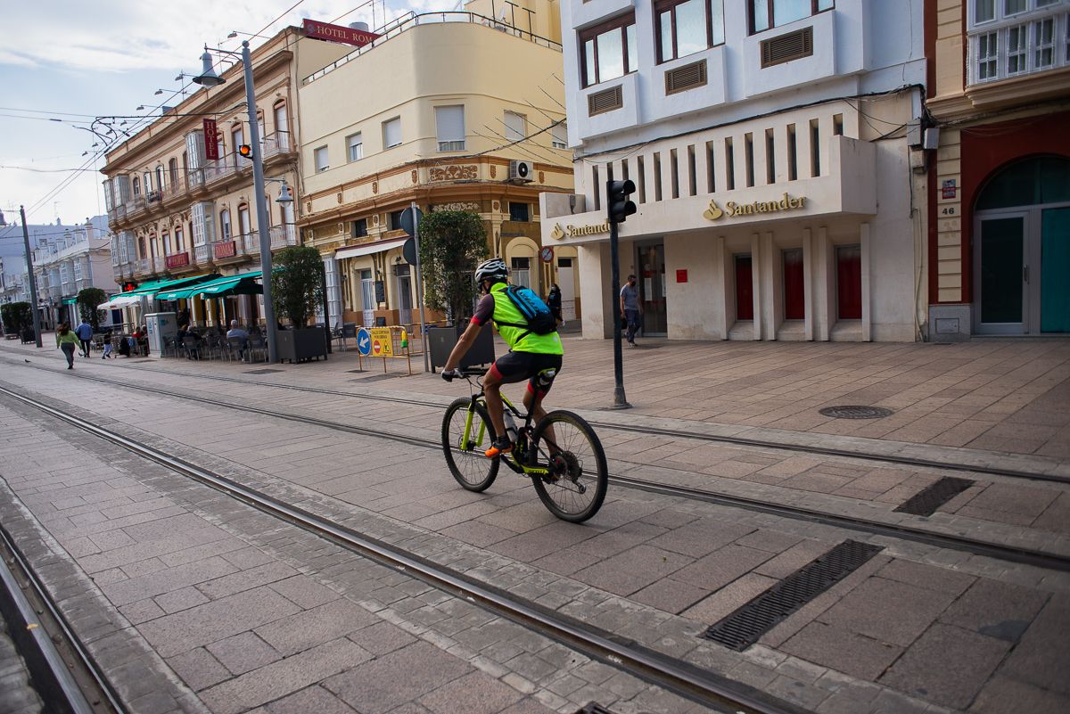 Una persona circula en bicicleta por San Fernando, días atrás.