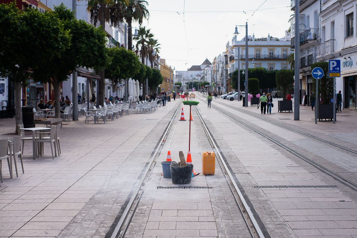 Las eternas obras del tranvía de la Bahía de Cádiz, a su paso por San Fernando, en una imagen reciente.