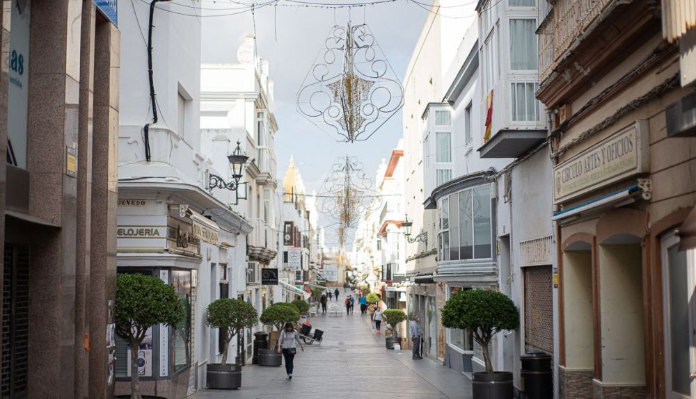 Una calle del centro de La Isla, donde ya luce el alumbrado navideño. Autor: Manu García