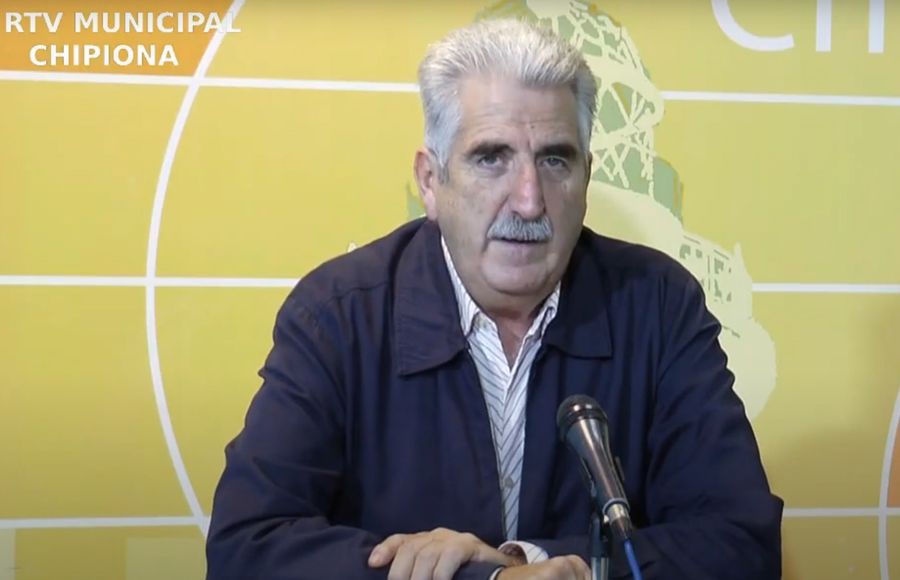 El alcalde de Chipiona, Luis Mario Aparcero, durante su intervención para informar de la noticia. FOTO: Ayto. Chipiona