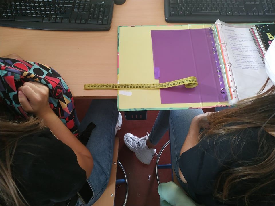 Una imagen de dos alumnos en una clase de un centro andaluz, sin distancia. El dato de contagios se oculta, según CGT. Autor: CEDIDA