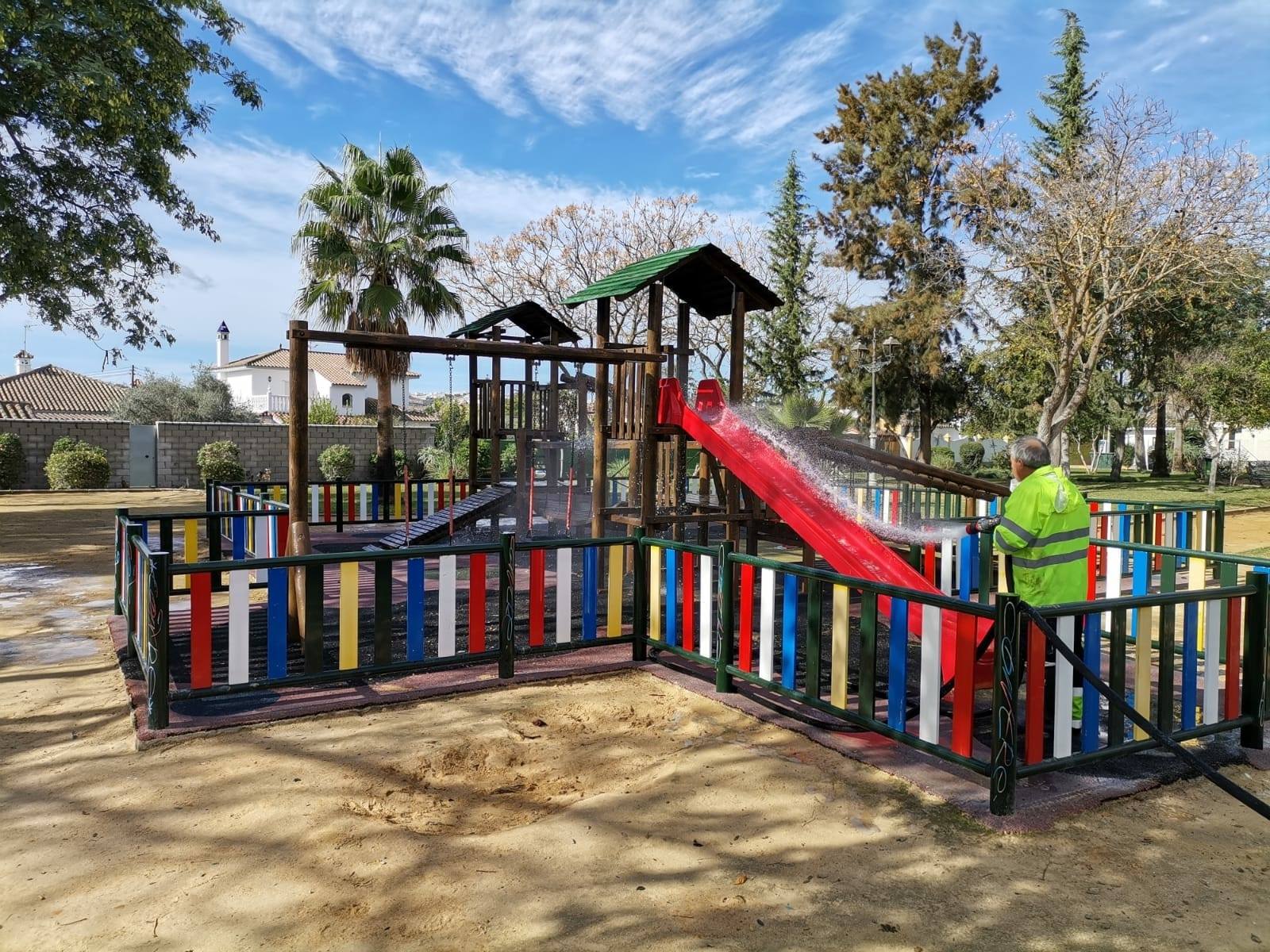 Un operario desinfecta un parque infantil en Arcos. FOTO: Ayuntamiento