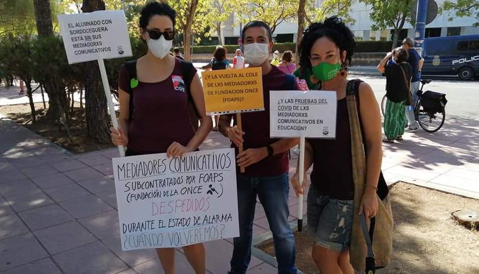 Representantes de CGT, en defensa de las mediadoras de sordoceguera de la filial de la ONCE.