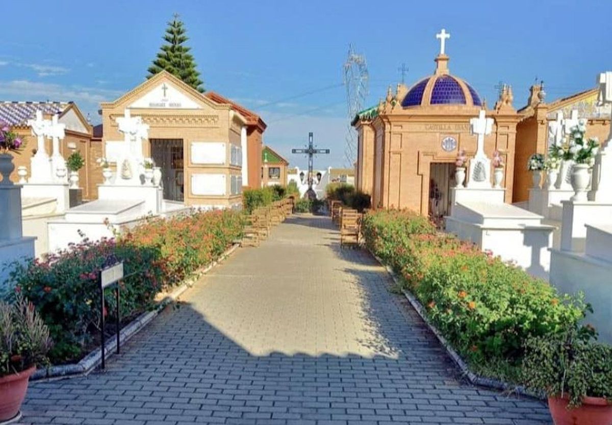 Cementerio municipal de Albaida del Aljarafe, que suma hoy su primer deceso cuando la provincia de Sevilla registra 14 enfermos en UCI.