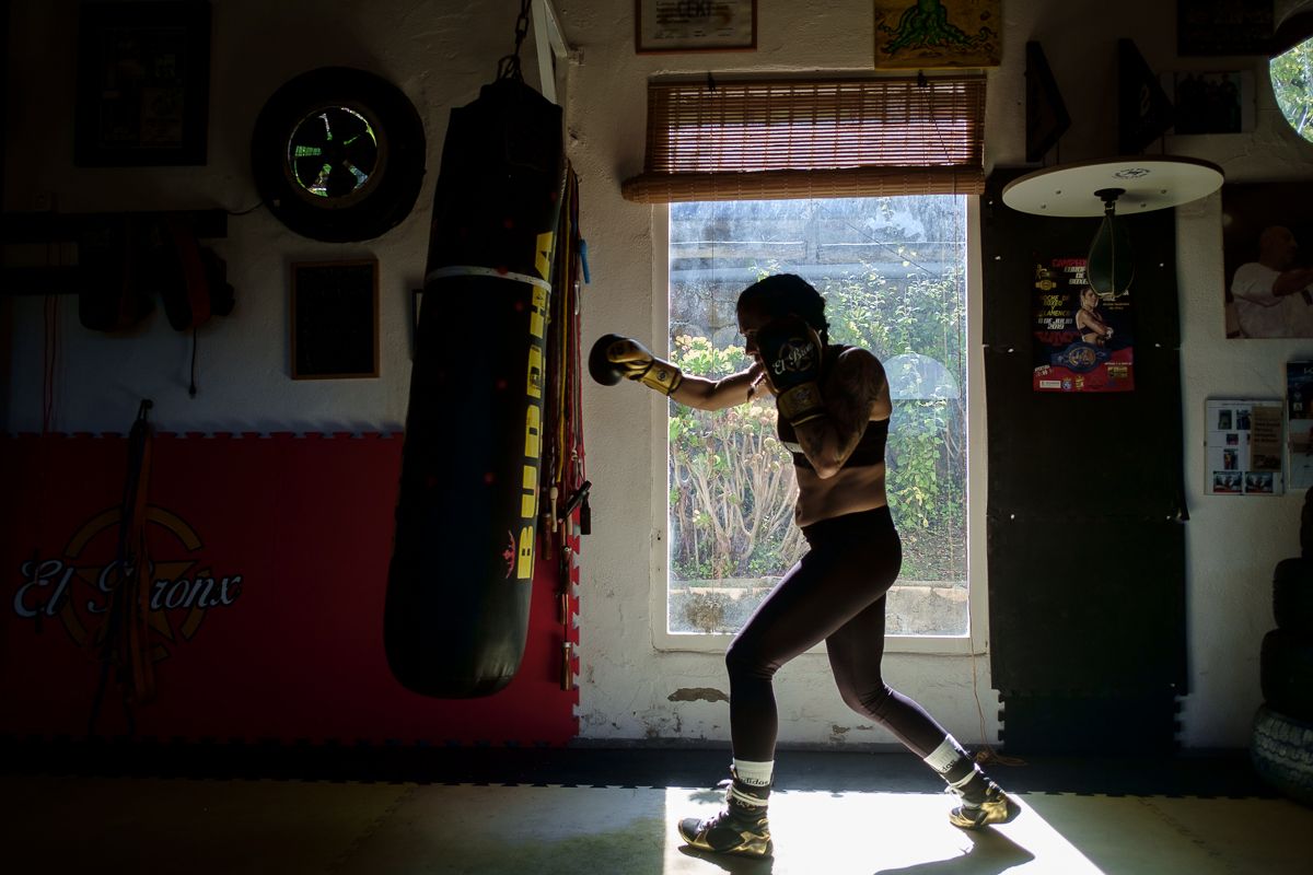 La boxeadora Katy Díaz, entrenando en la escuela que regenta en San Ambrosio, Barbate.