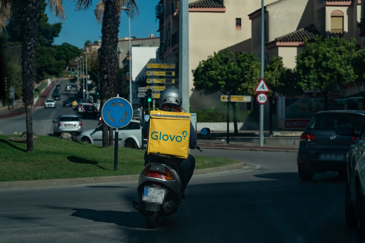 La empresa de reparto a domicilio Glovo ha sido sancionada con 79 millones de multa por tener como falsos autónomos a más de 10.000 trabajadores.