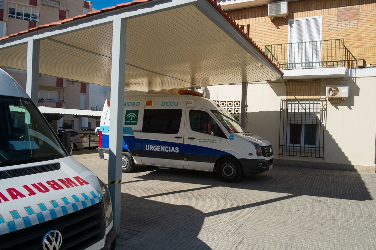 Una ambulancia aparcada en Barbate.