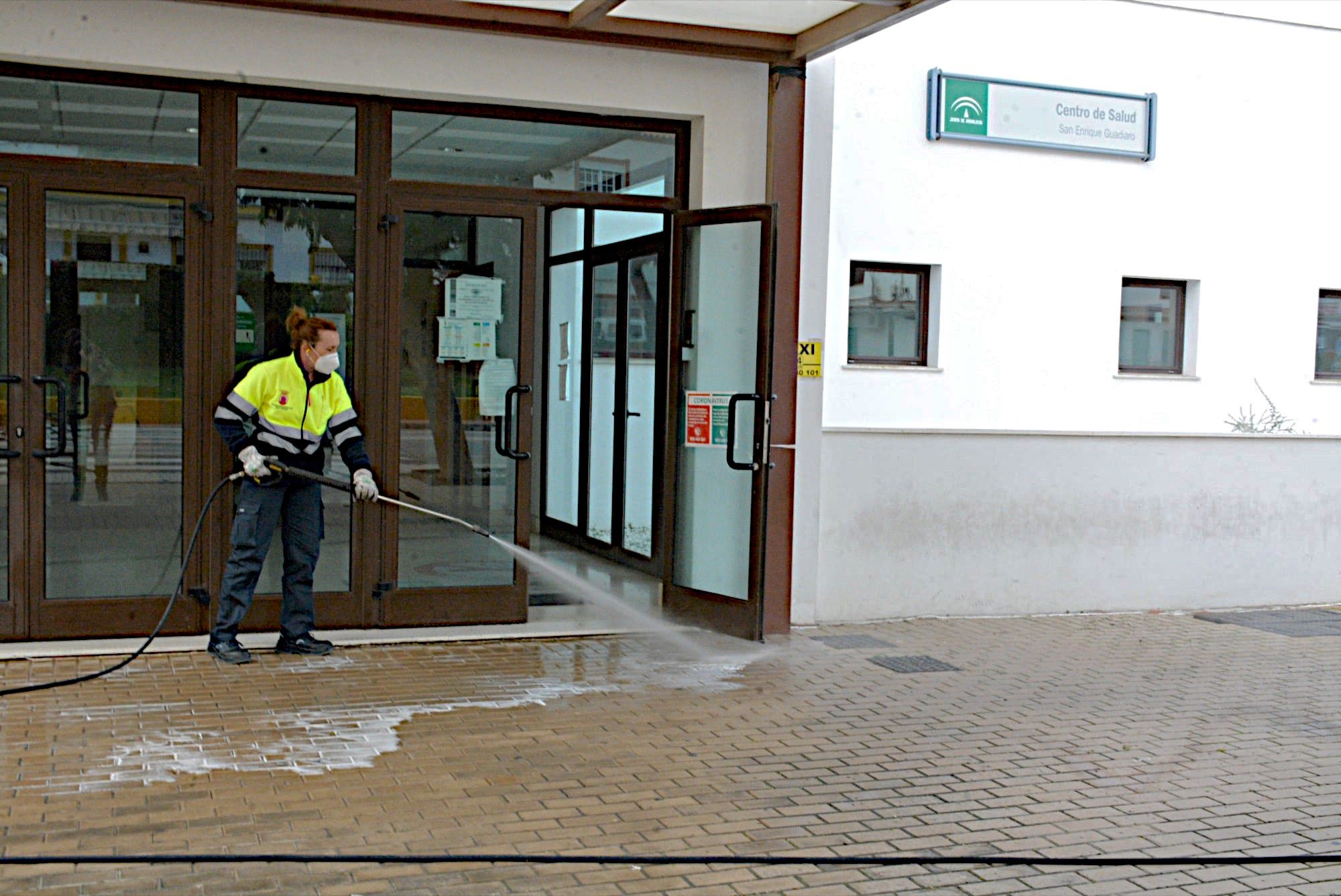 Desinfecciones a las puertas del centro de salud de San Roque.