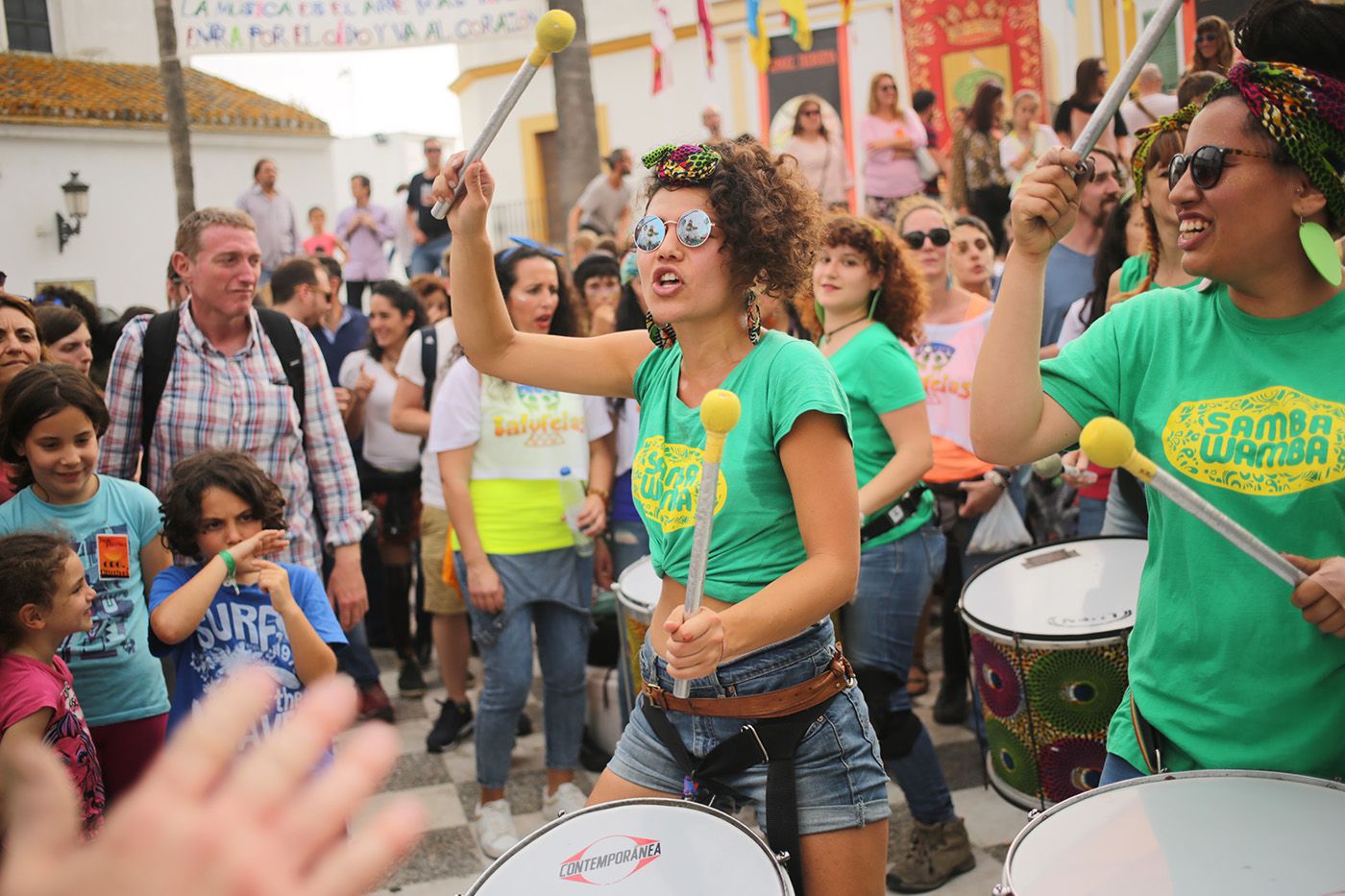 Actuación de una batucada por las calles de Trebujena en una edición anterior.