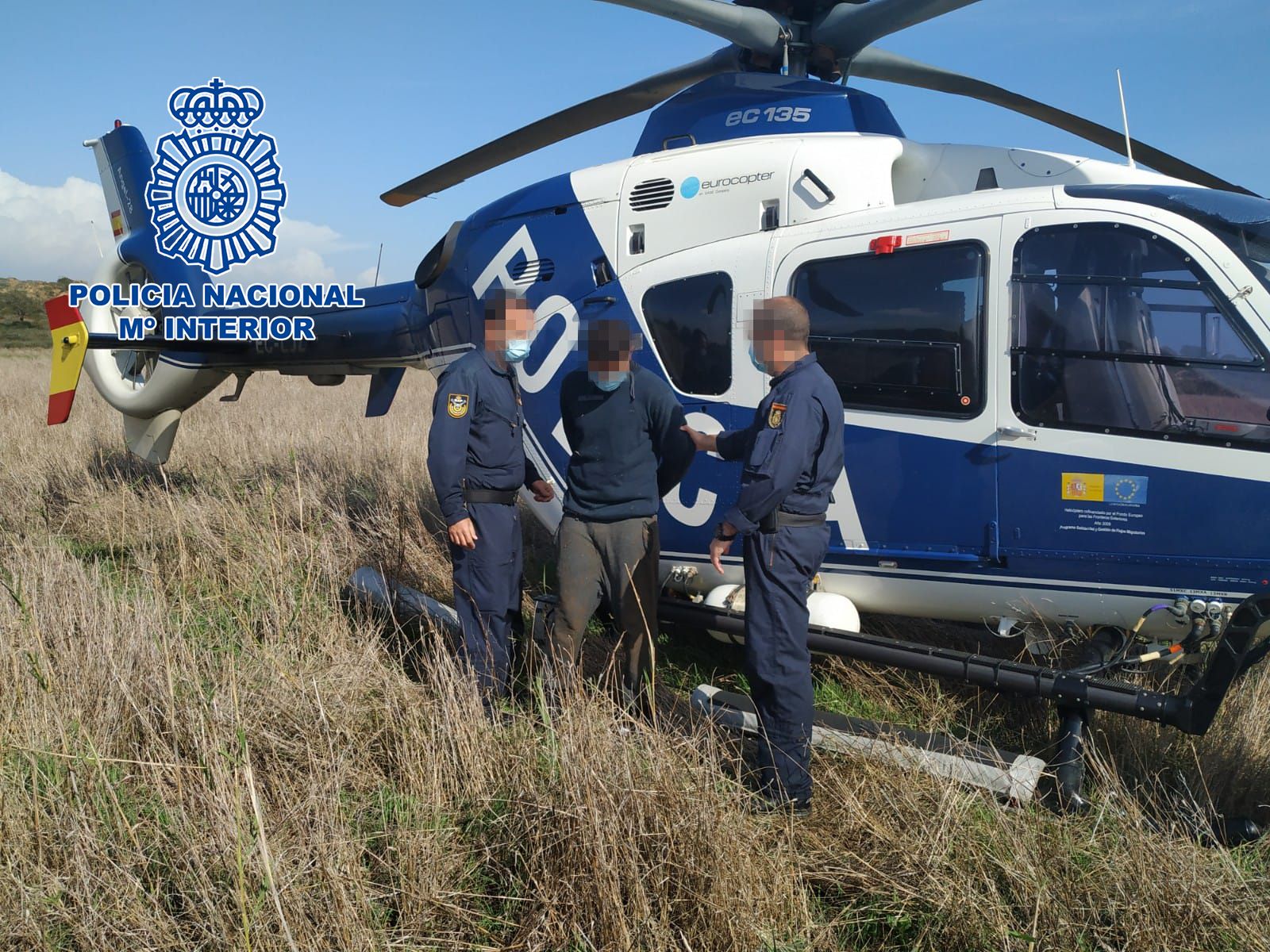 Agentes de Policía Nacional, con el detenido tras la persecución en helicóptero.