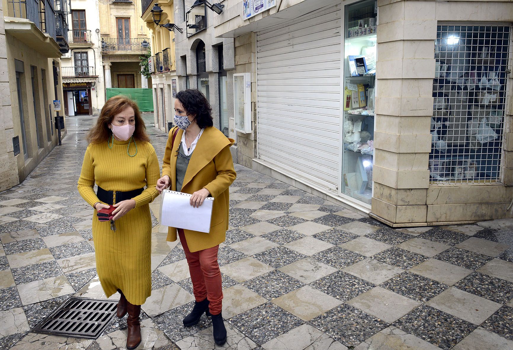 Isabel Gallardo y Nela García, en la calle Algarve, una de las calles clave del comercio del centro de Jerez.