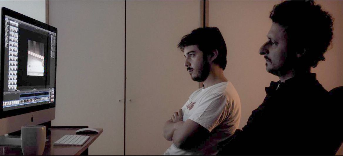 Rodrigo Melero, productor y montador jerezano, junto a Jon Viar, director de 'Traidores', en un frame del documental.