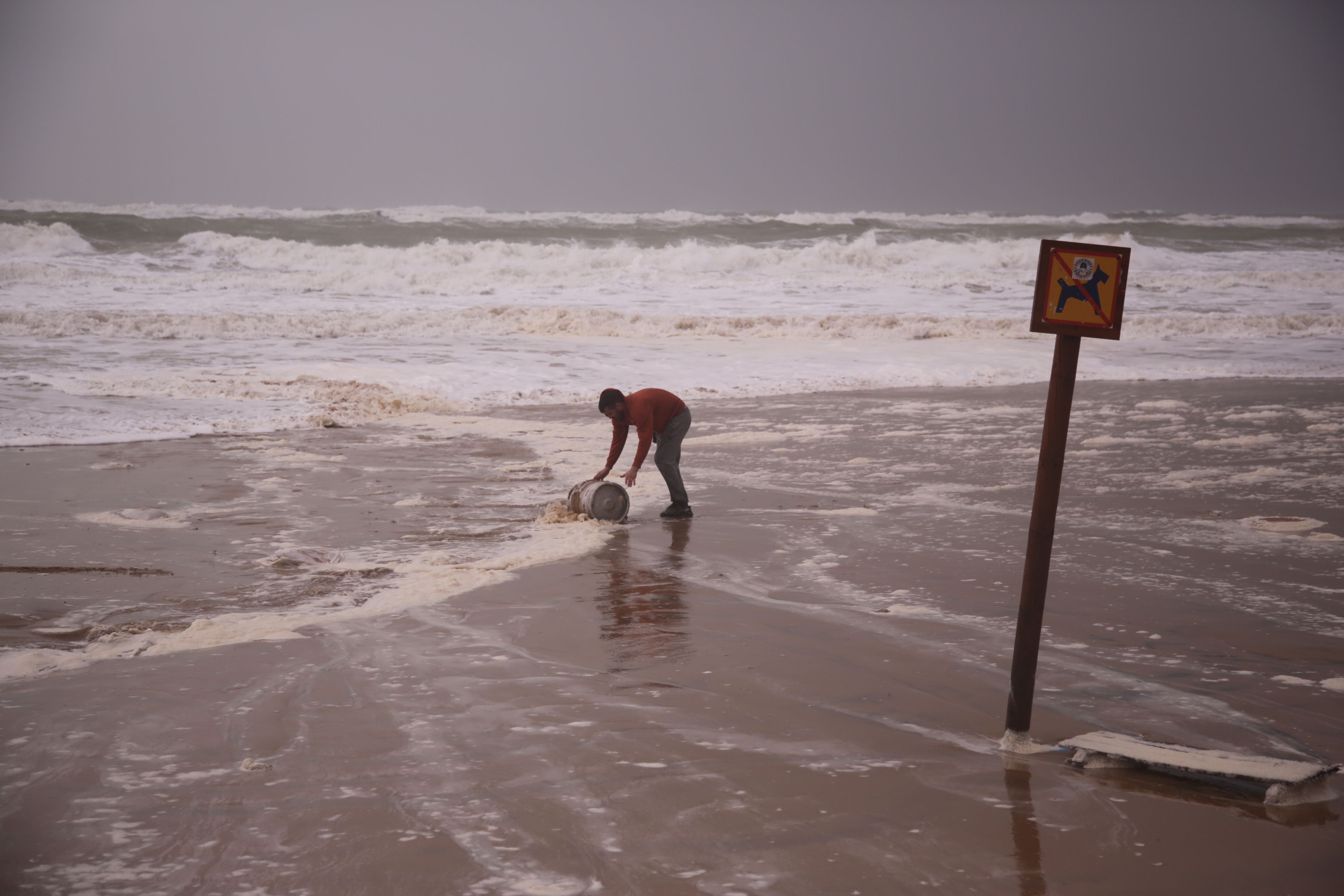 Un momento del último gran temporal que asoló las costas de Cádiz. FOTO: JUAN CARLOS TORO