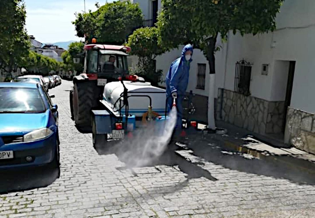 Limpieza en El Bosque, único pueblo sin casos en dos semanas. FOTO: Ayto.