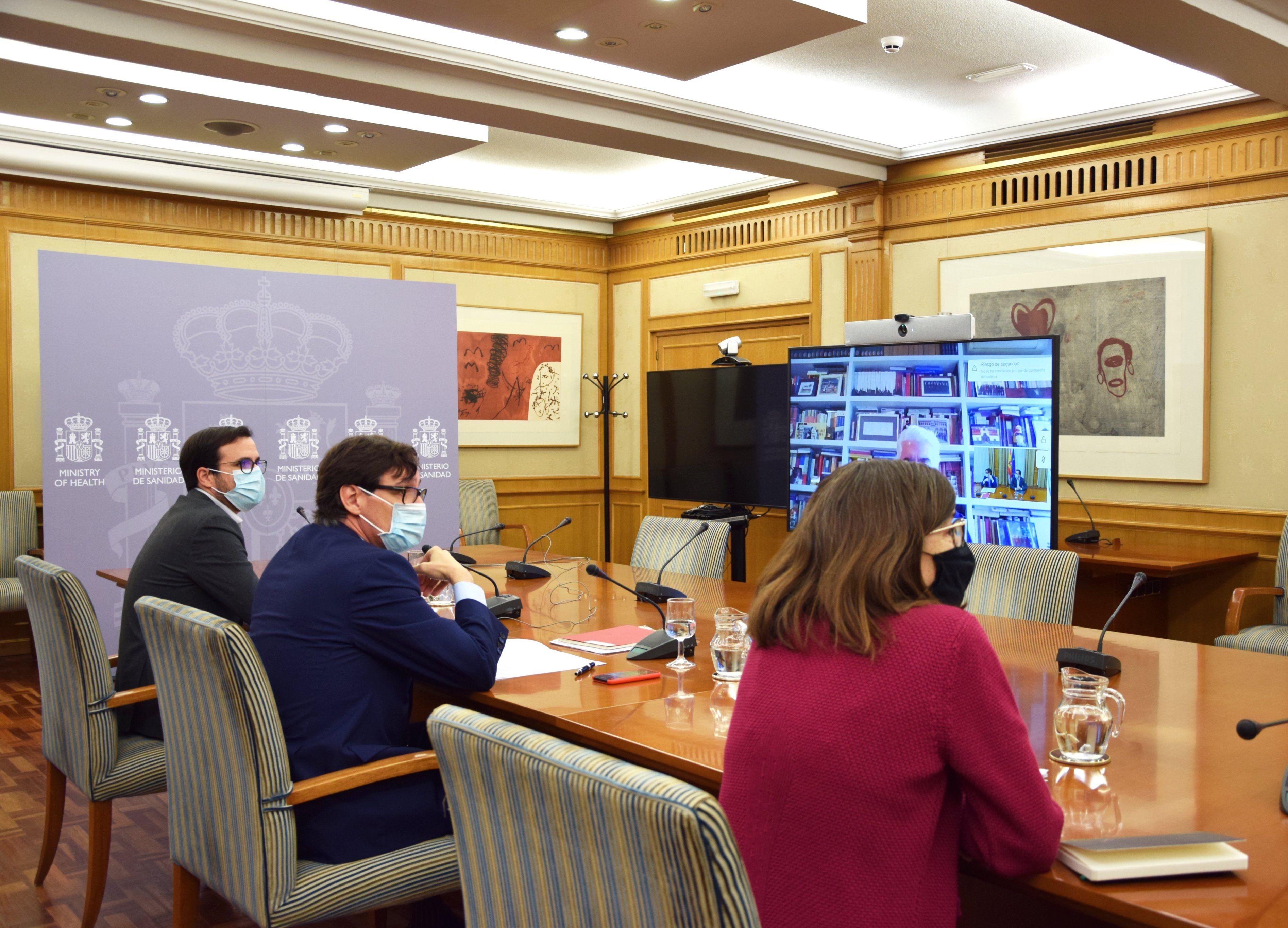 Illa, en el centro, en un acto reciente. FOTO: Moncloa