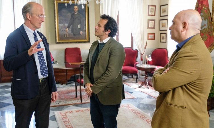 El cónsul Raynold von Samson, con José María González en una visita al Ayuntamiento de Cádiz. FOTO: Embajada de EEUU