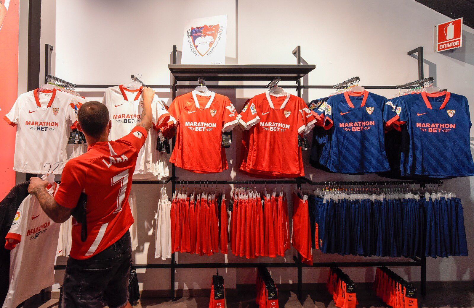 La tienda oficial del Sevilla FC, en una imagen de archivo. FOTO: Sevilla FC
