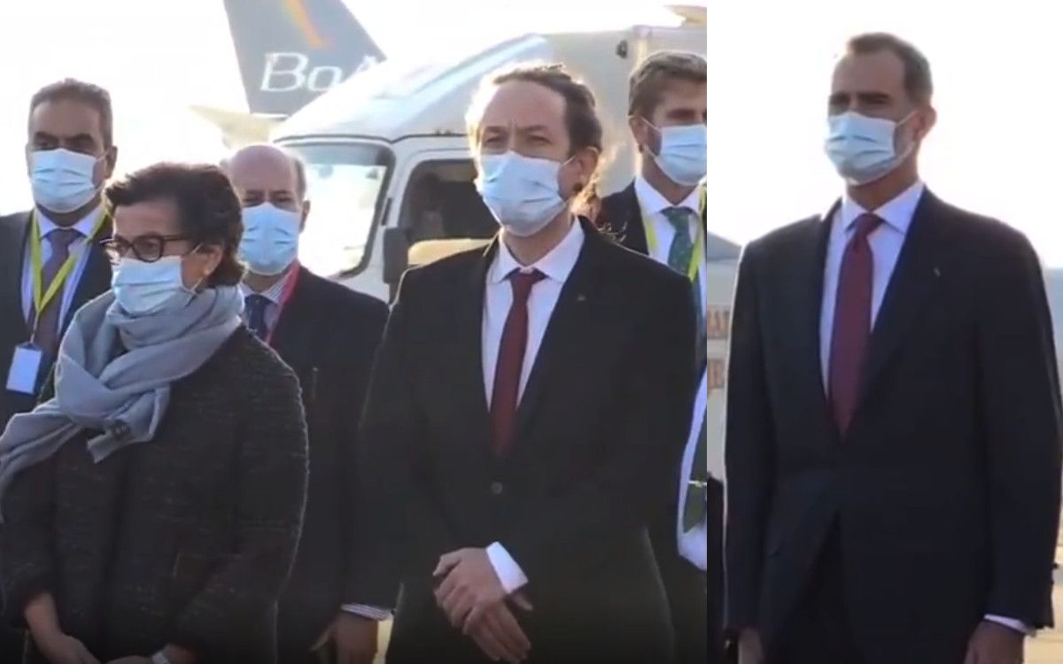 Los rostros de González Laya, Iglesias y Felipe VI mientras suena el himno.