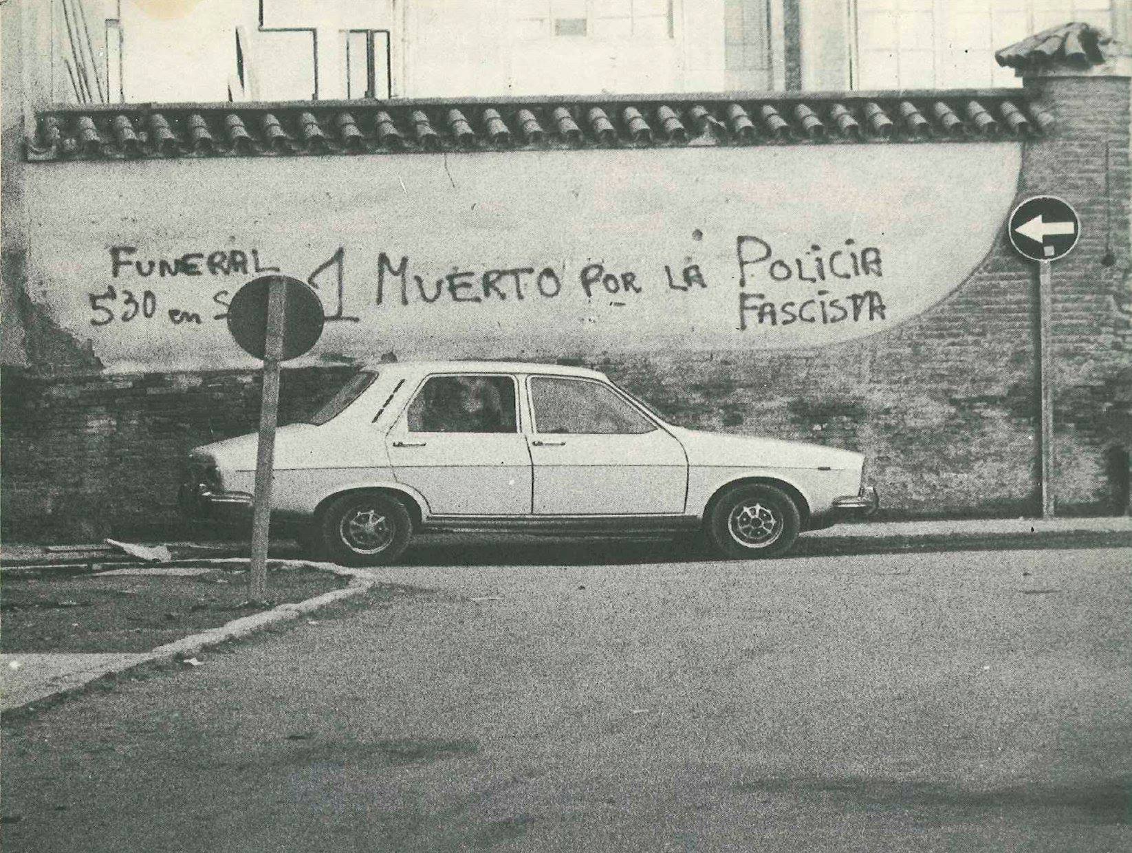 El periódico francés 'Le Monde' recogió el 6 de diciembre de 1977 el asesinato de Manuel José García Caparrós. La foto pertenece a una pintada realizada por las calles de Málaga los días posteriores al asesinato. 'Ruidos y traiciones'.