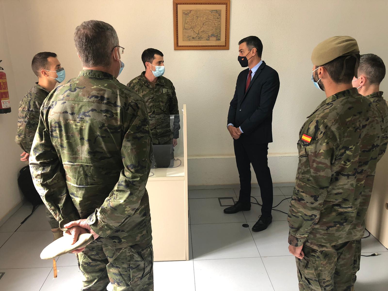 El presidente del Gobierno, Pedro Sánchez, con rastreadores militares, en una imagen reciente.