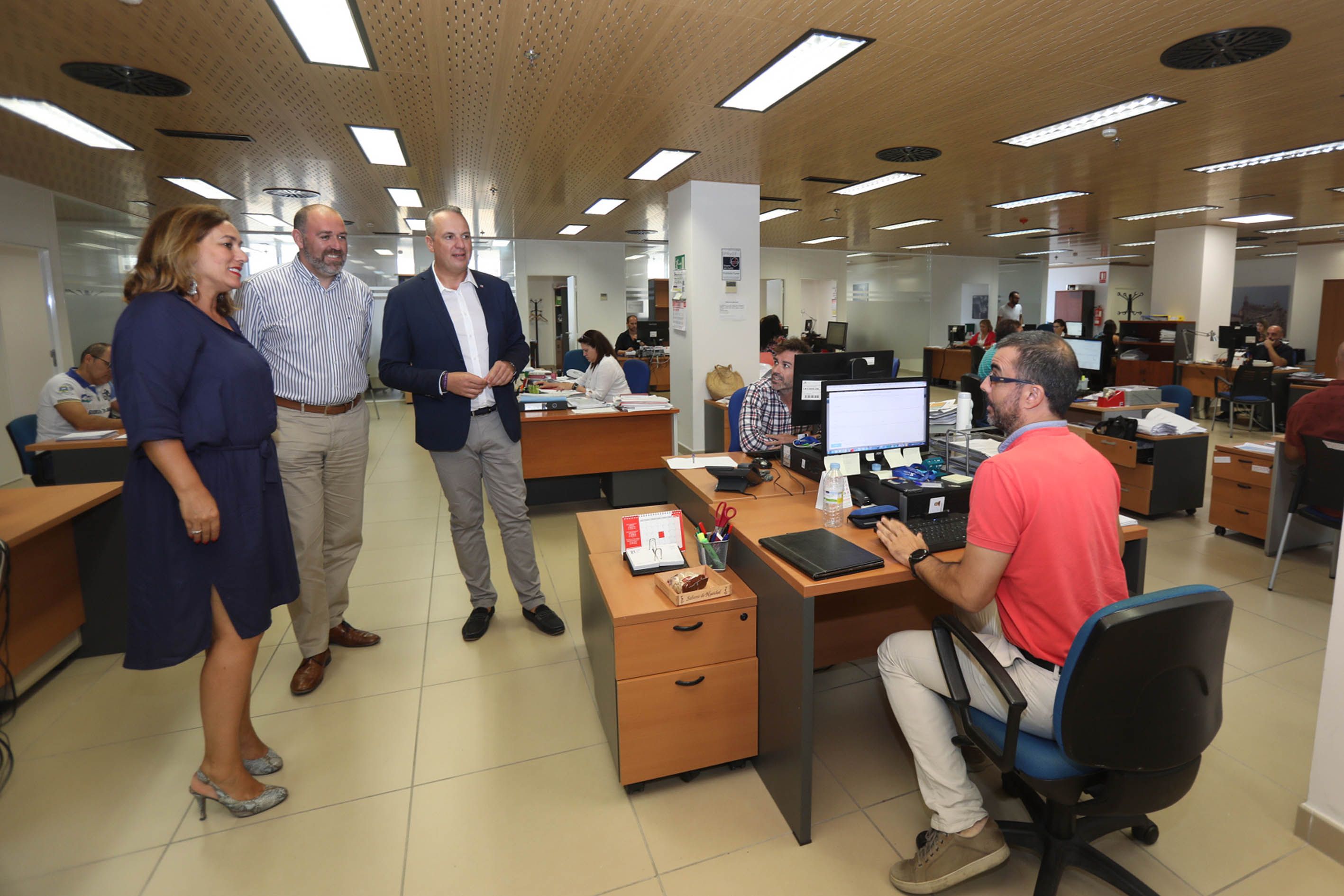 El responsable del área de Servicios Económicos de Diputación, Juan Carlos Ruiz Boix, con trabajadores del ente, en una imagen de archivo.