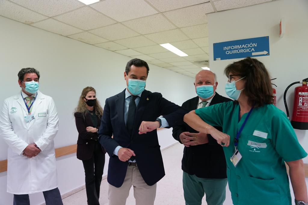 Moreno y Aguirre, en una visita hace unos días al Hospital de Puerto Real. Autor: Junta