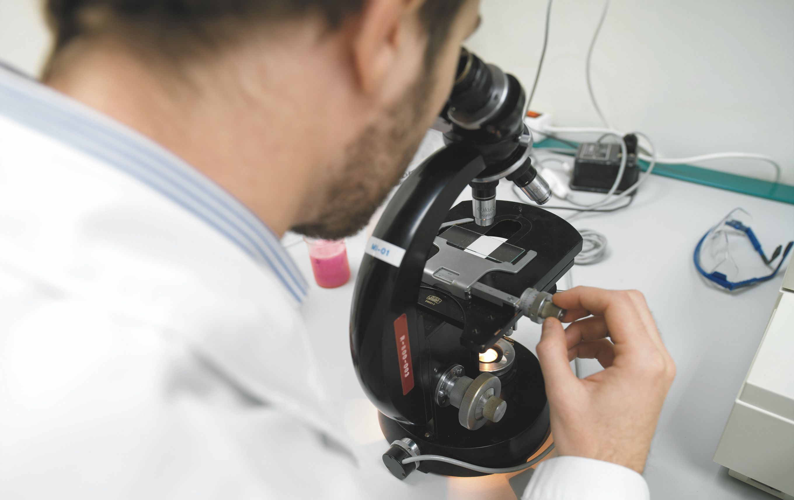 Un empleado de Pfizer, durante un ensayo en laboratorio.
