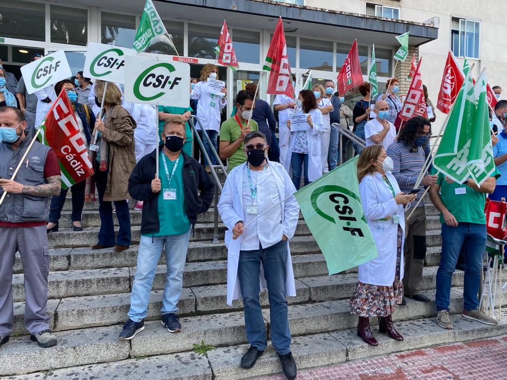 Concentración de protesta de sanitarios andaluces, en el Hospital de Jerez. Autor: CSIF