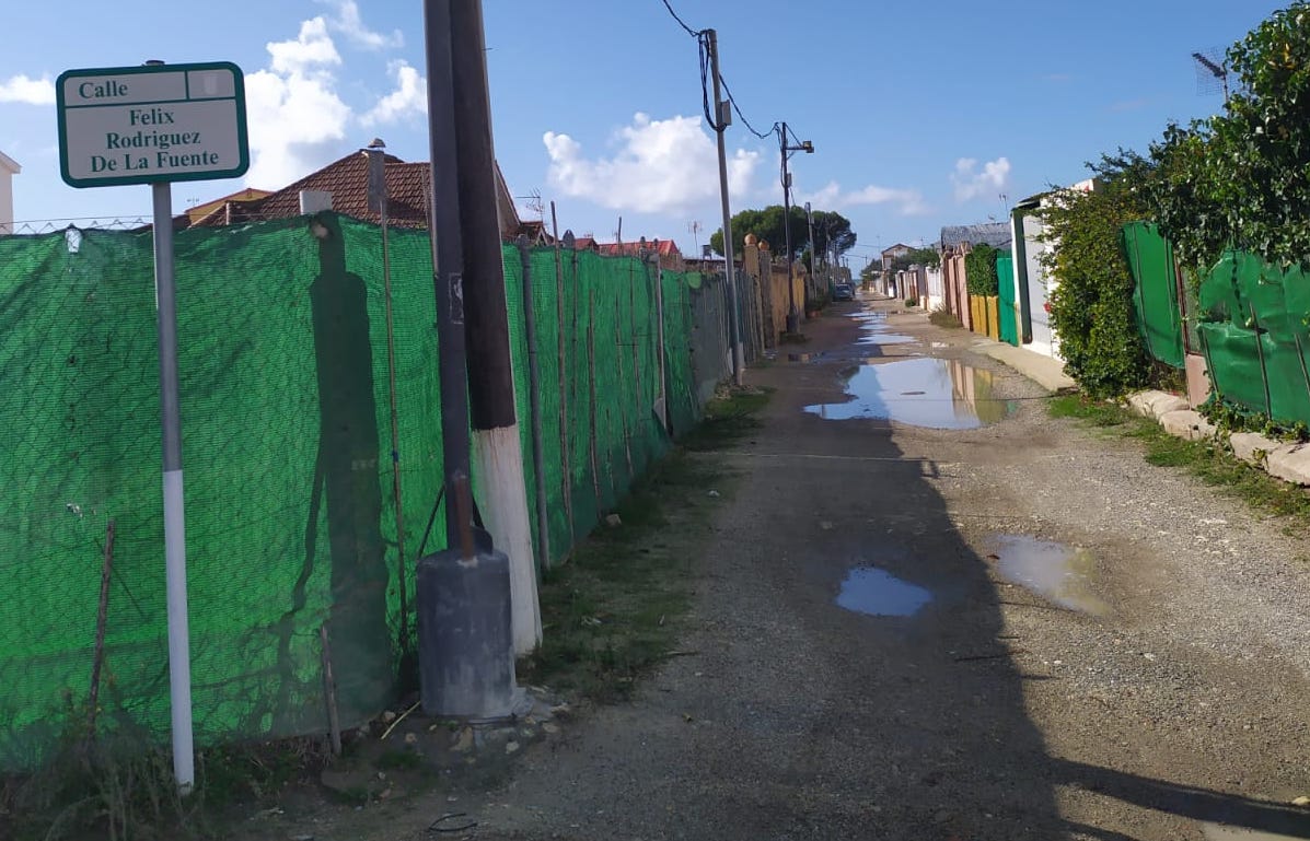Una calle de Aguadulce, en Rota, donde reclaman la reanudación del suministro eléctrico de las 200 viviendas de Rota que llevan semanas sin luz.