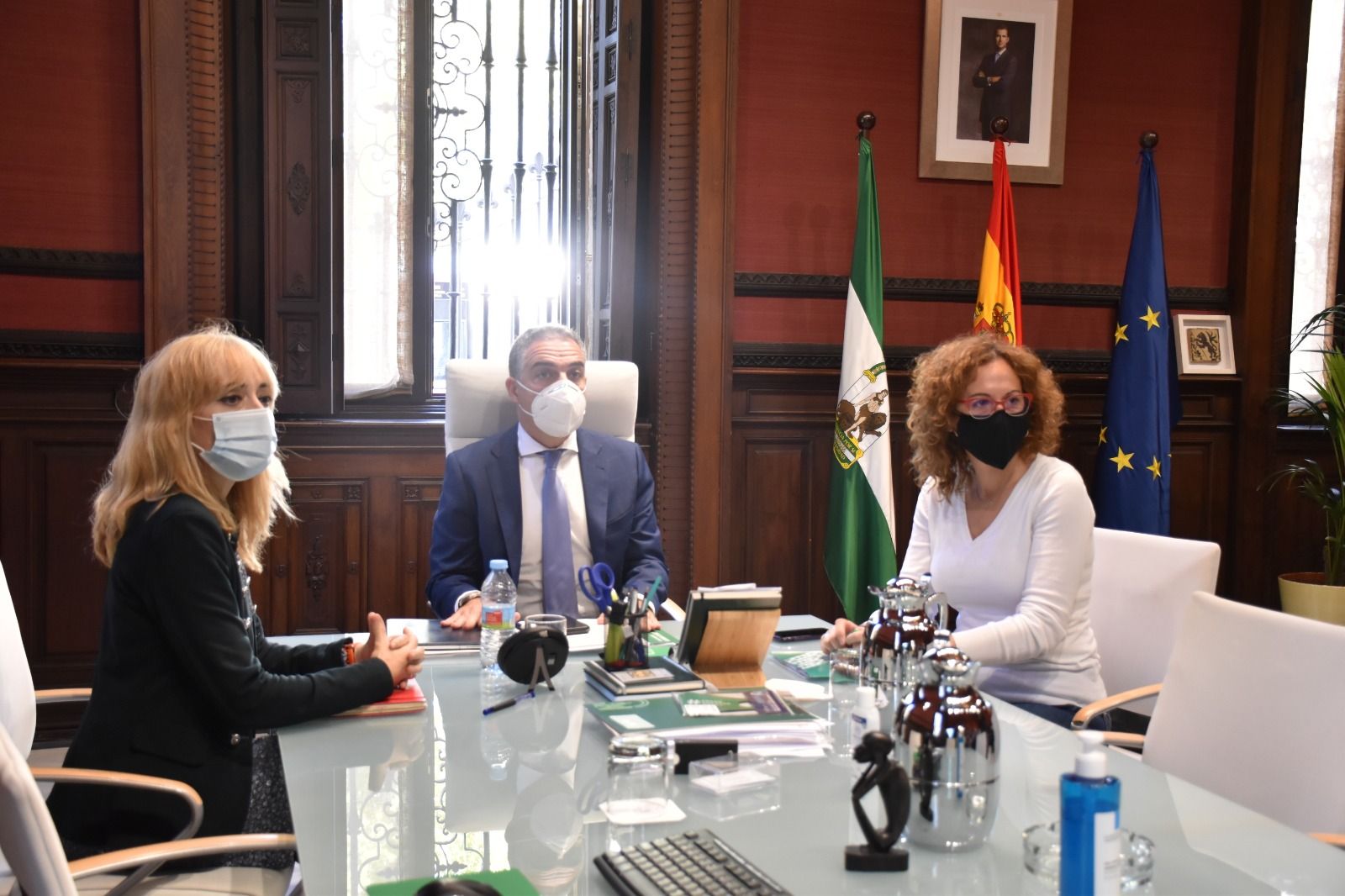 Reunión entre las líderes andaluzas de CCOO y UGT, Nuria López y Carmen Castilla, respectivamente, y el consejero de Presidencia de la Junta, Elías Bendodo, este lunes.