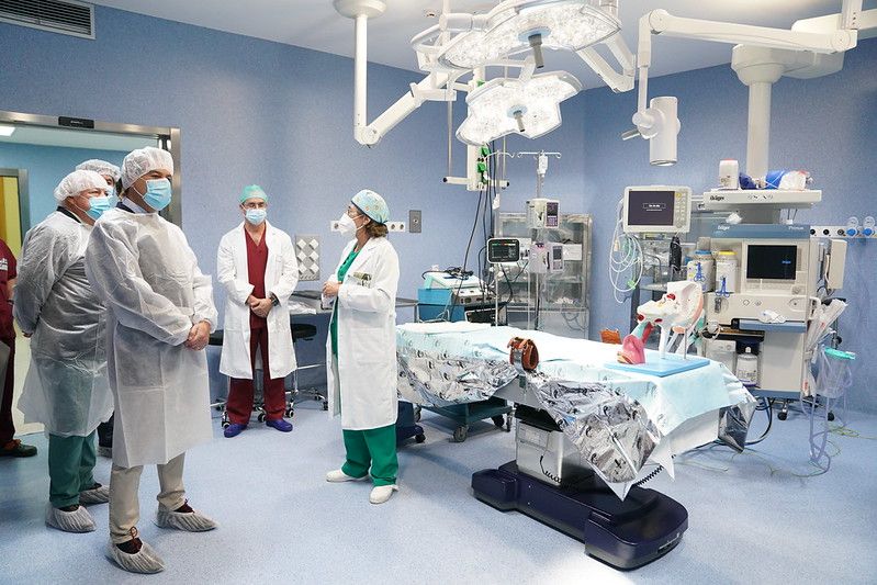 El presidente de la Junta, Juan Manuel Moreno, en una visita reciente a un hospital andaluz.