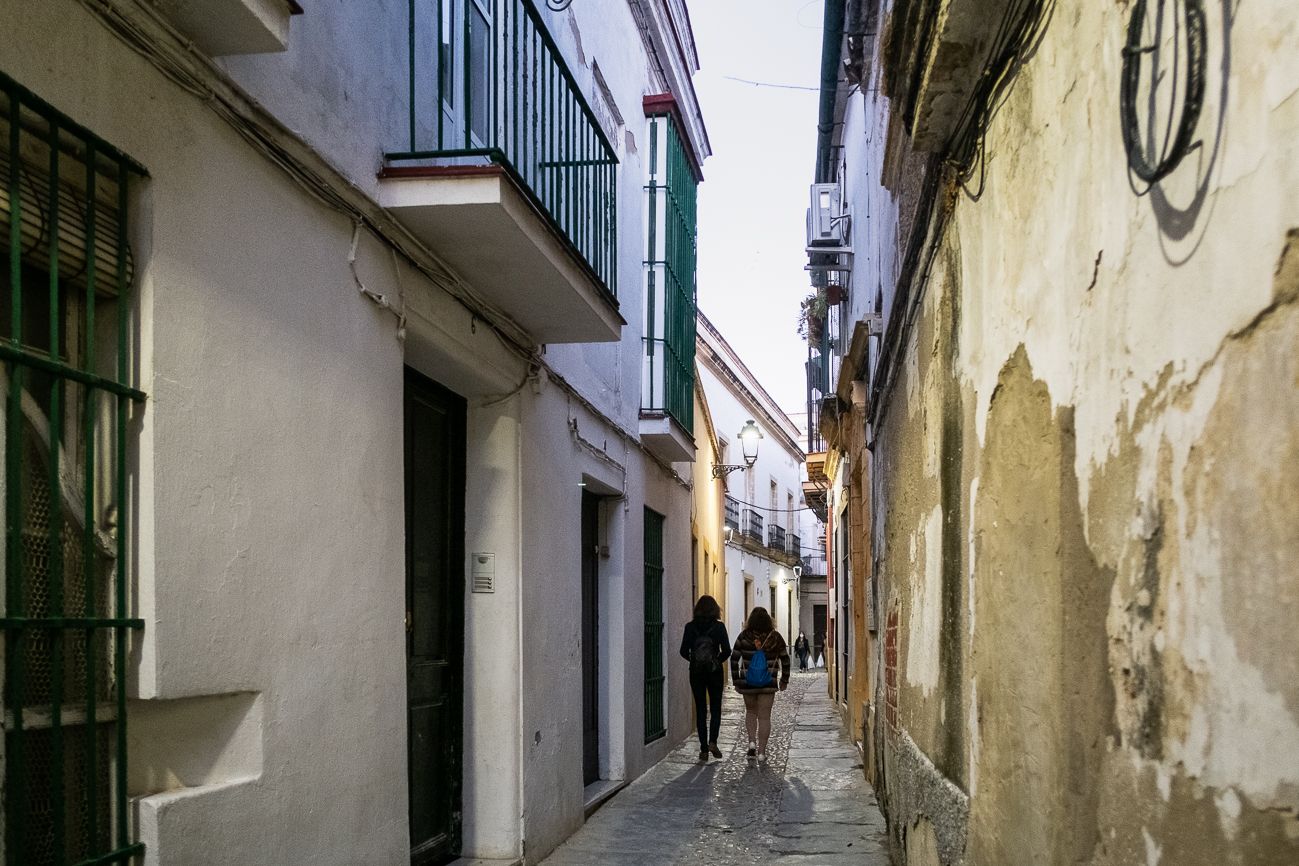 Dos mujeres caminan por el centro histórico de Jerez, en una imagen reciente.