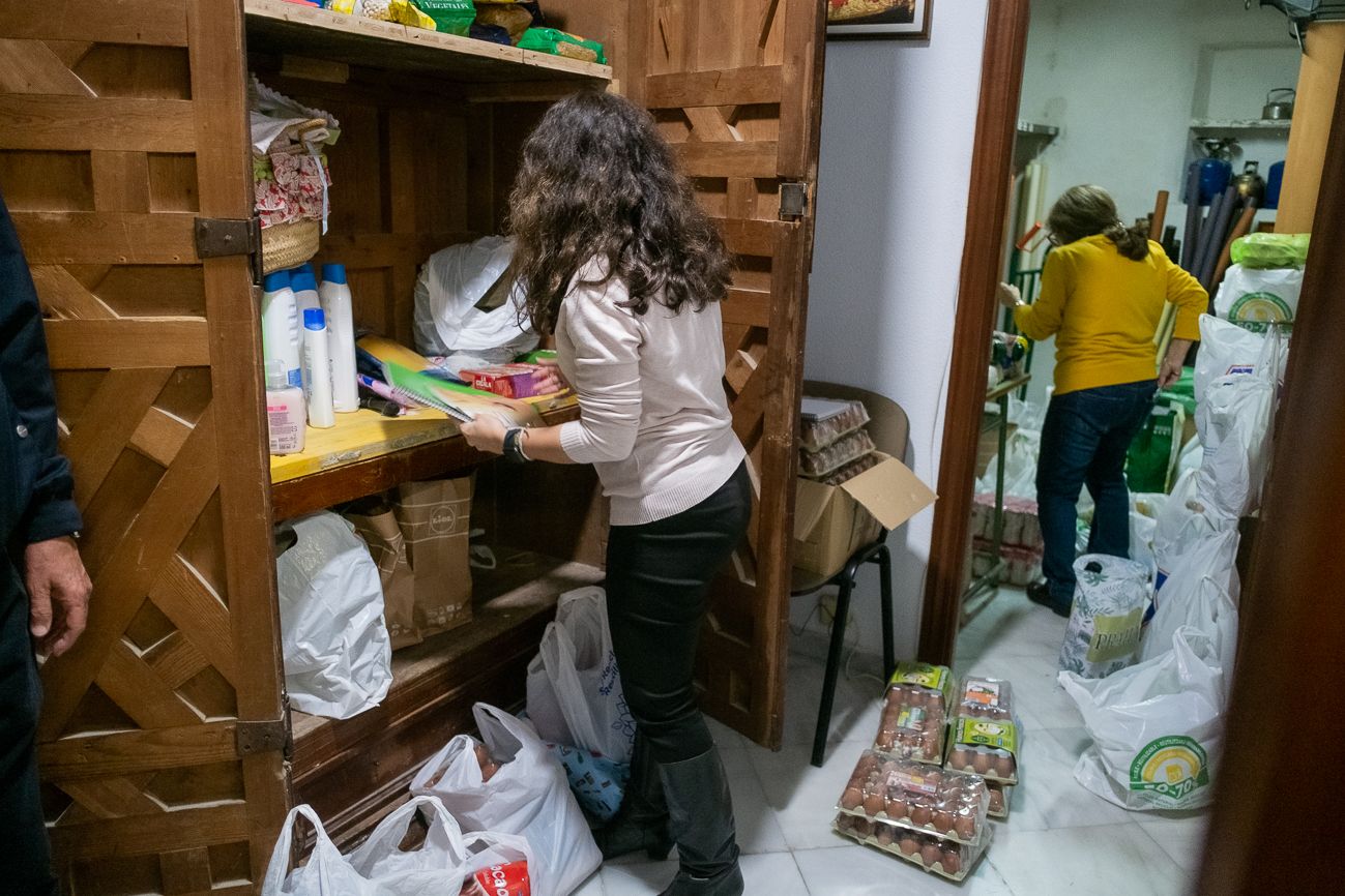 Mujeres en una obra de caridad en Andalucía.