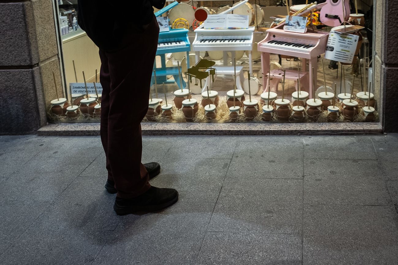 Zambombas en el escaparate de la mítica tienda Abrines, en plena Lancería en Jerez.