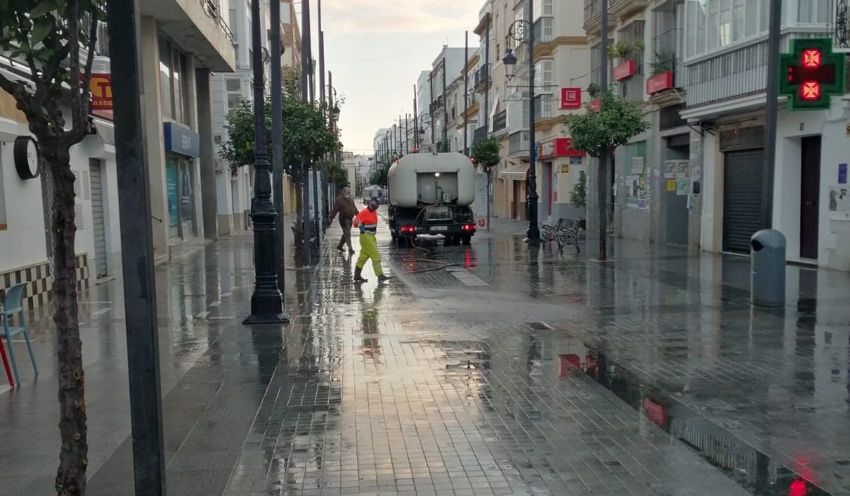 Un operario limpia las calles del centro de Sanlúcar, recientemente. FOTO: Ayto.