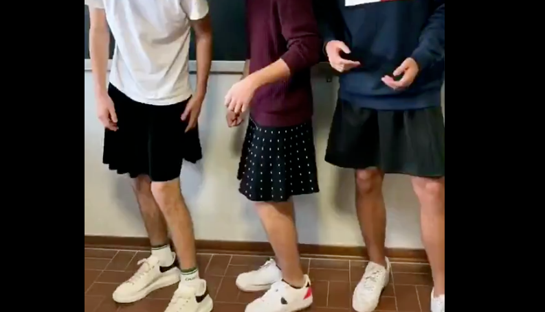 Alumnos con falda, en un instituto de España, en apoyo a Mikel.