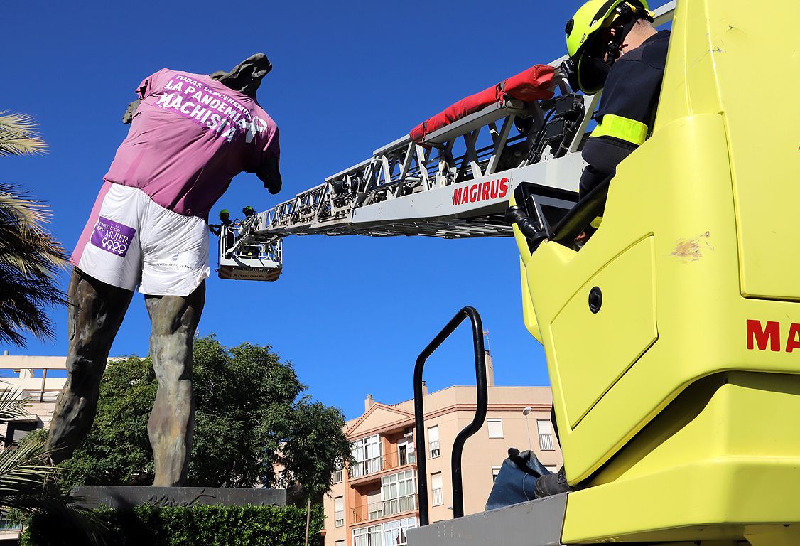 El Minotauro, luciendo la camiseta morada por el Día Internacional contra la Violencia de Género.