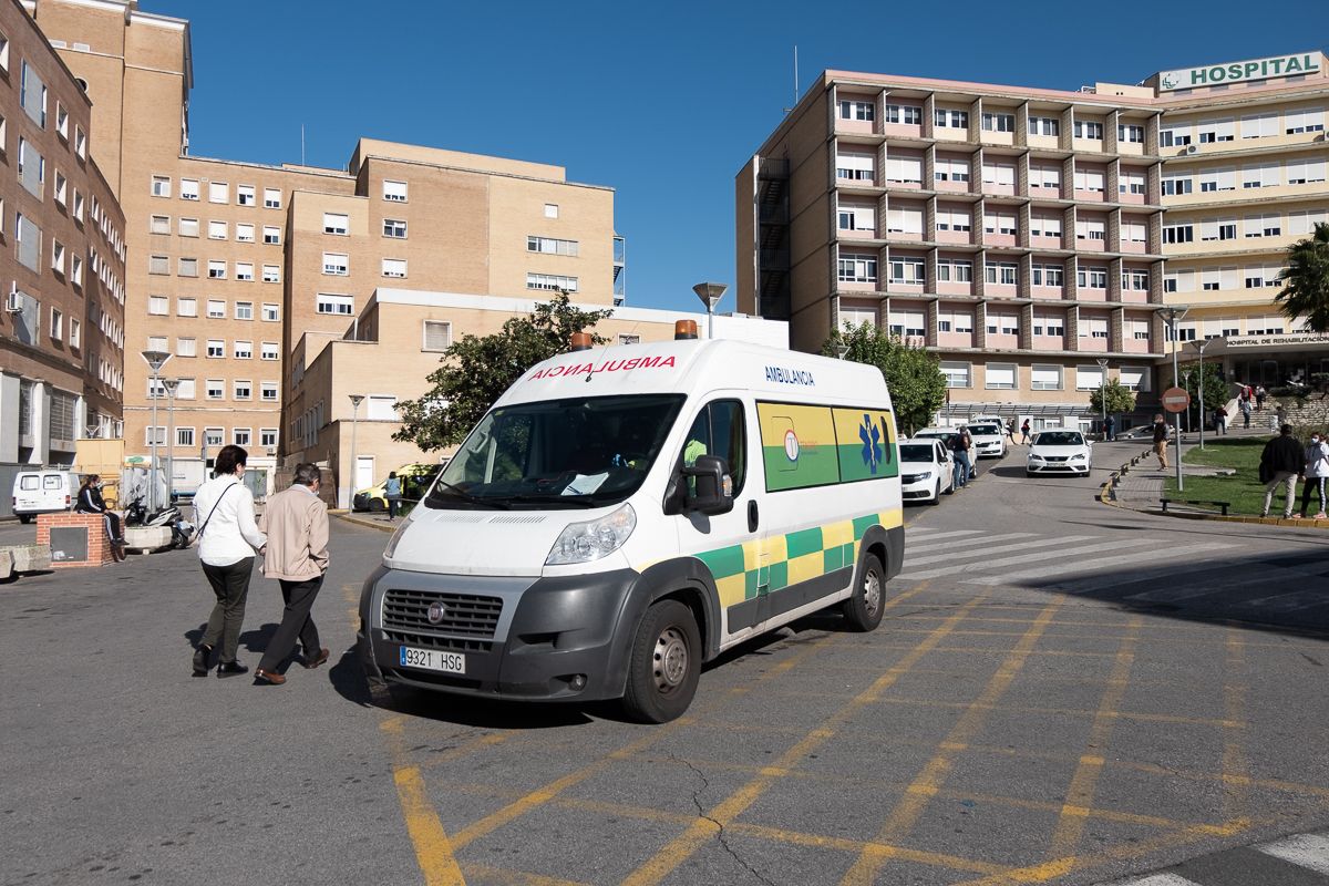 Ambulancia en el hospital Virgen del Rocío de Sevilla, donde falleció finalmente el trabajador tras el accidente sufrido.