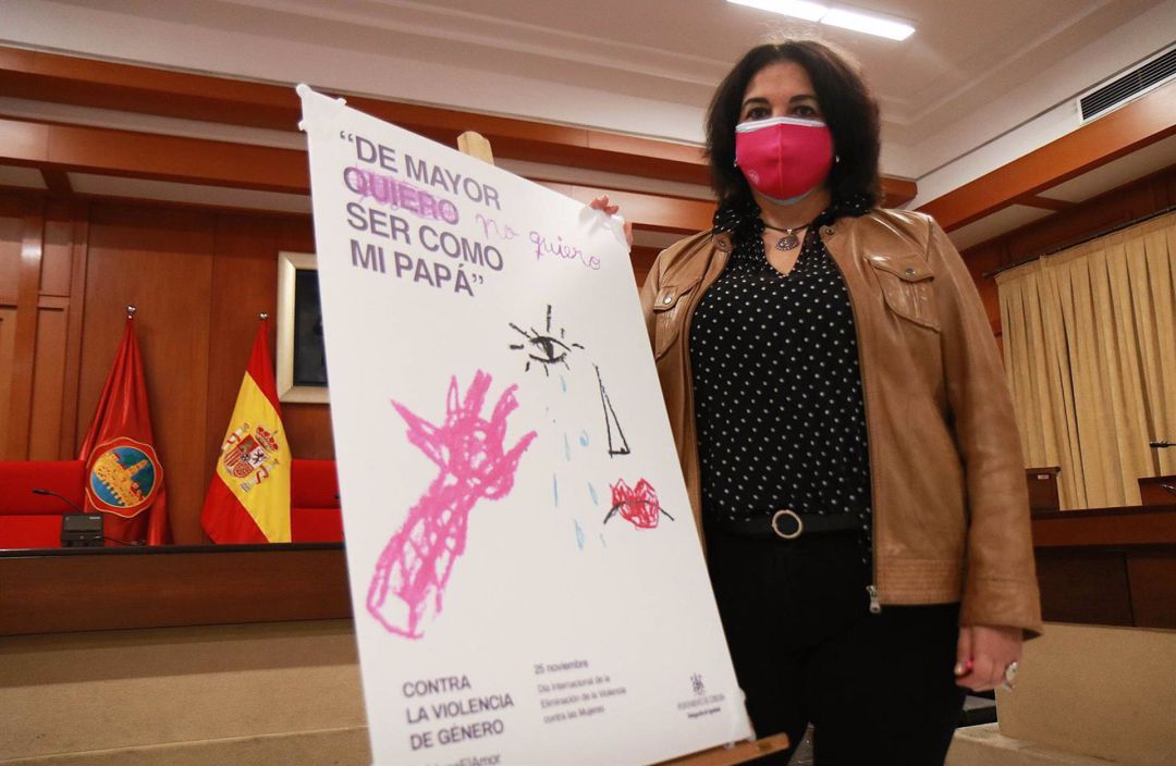 La delegada de Igualdad del Ayuntamiento de Córdoba, Eva Timoteo, durante la presentación de la campaña. / Cadena SER