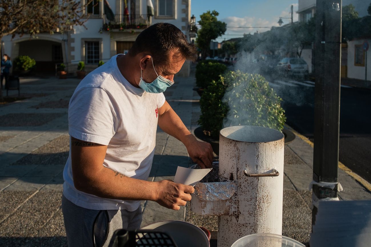 Adán prepara un papel de castañas en Guadalcacín, poco antes del cierre de las seis.