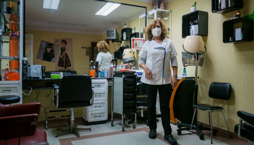 María José Marín, en su peluquería. FOTO: MANU GARCÍA