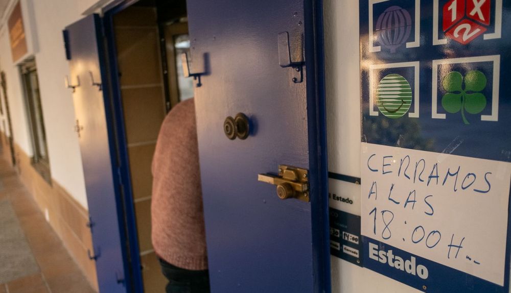 Puerta de un estanco en Guadalcacín. MANU GARCÍA