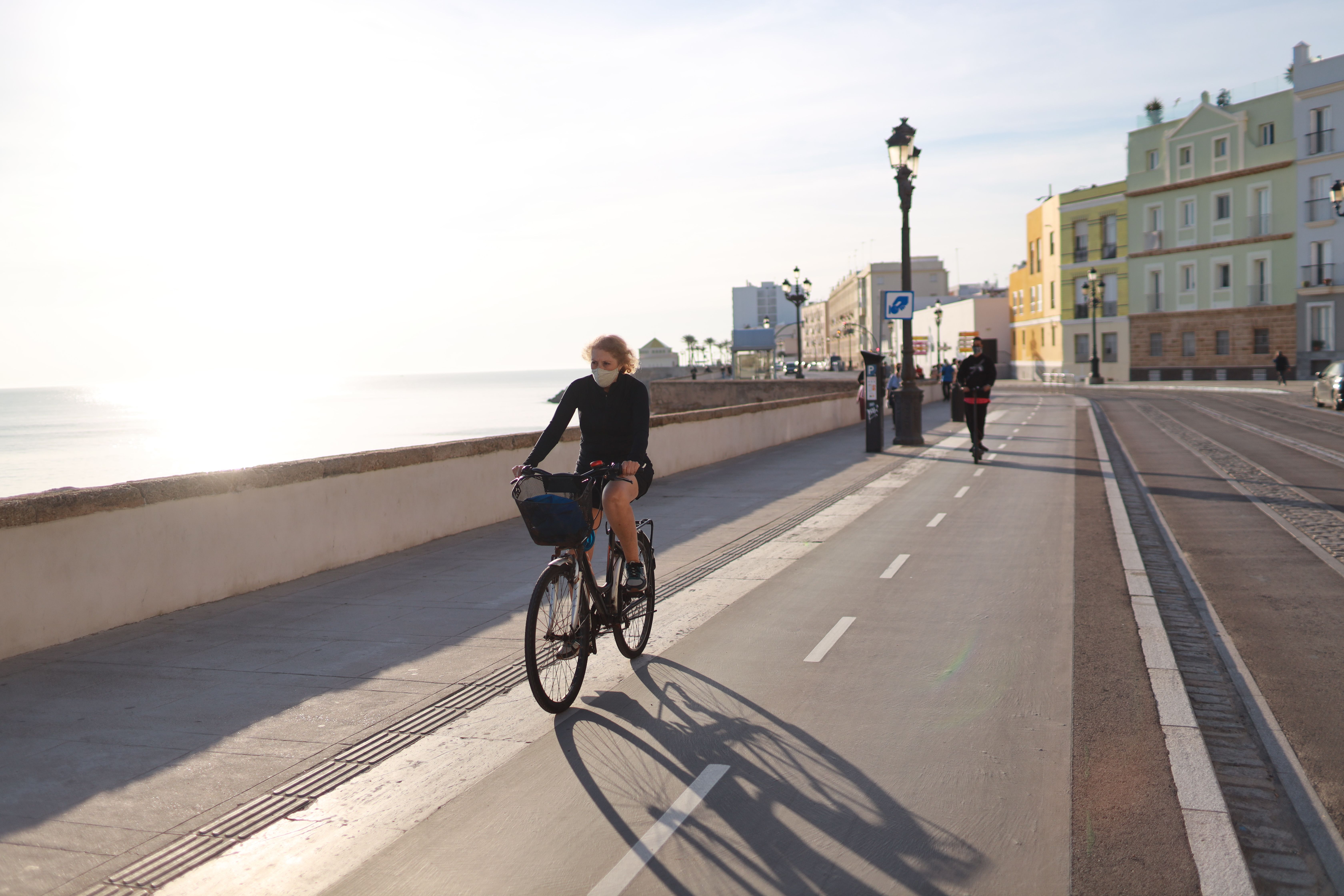 Una persona circula en bici por Cádiz. FOTO: JUAN CARLOS TORO
