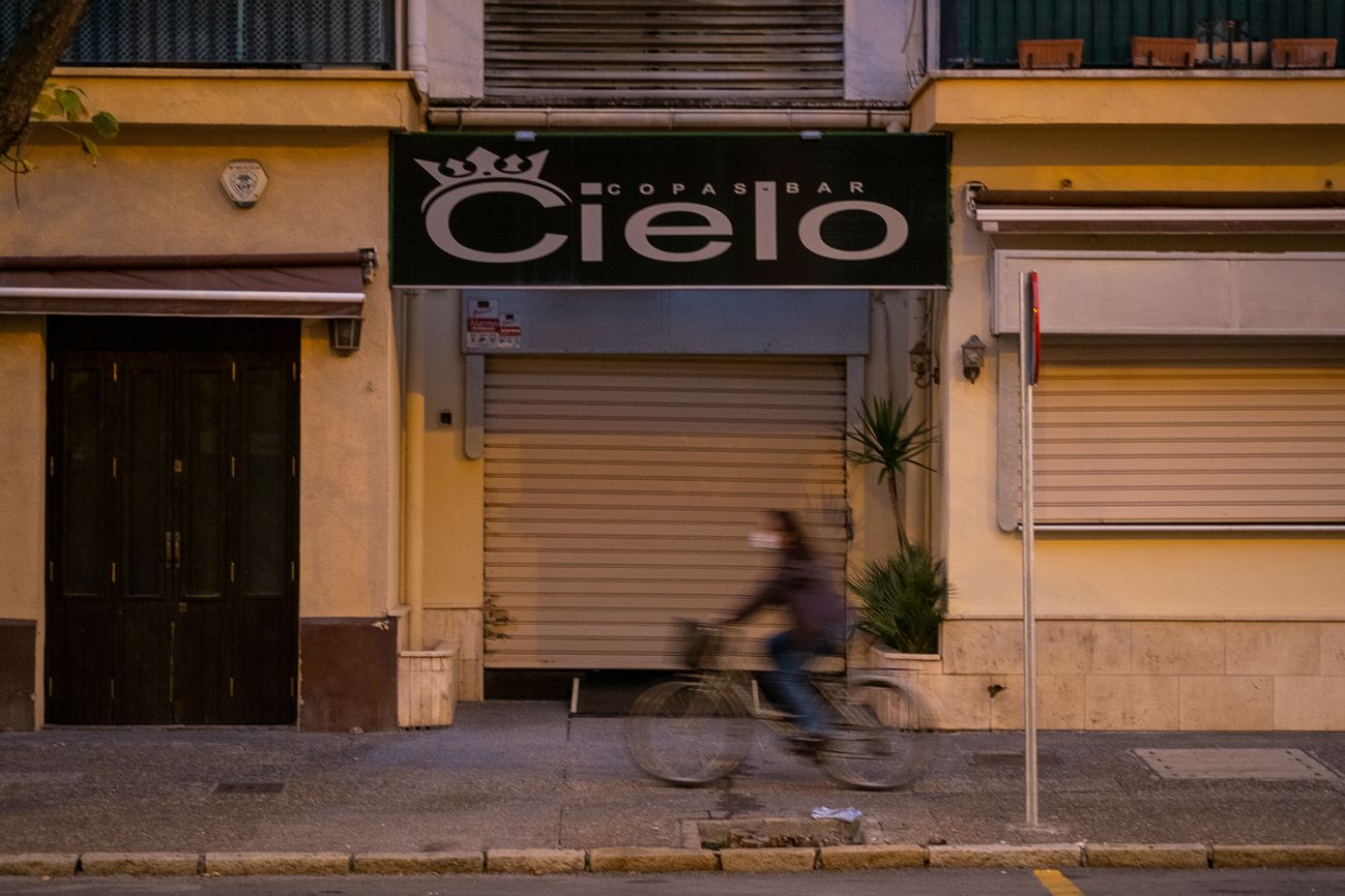 Una ciclista pasa por delante de un local de la avenida de México, en una imagen reciente.