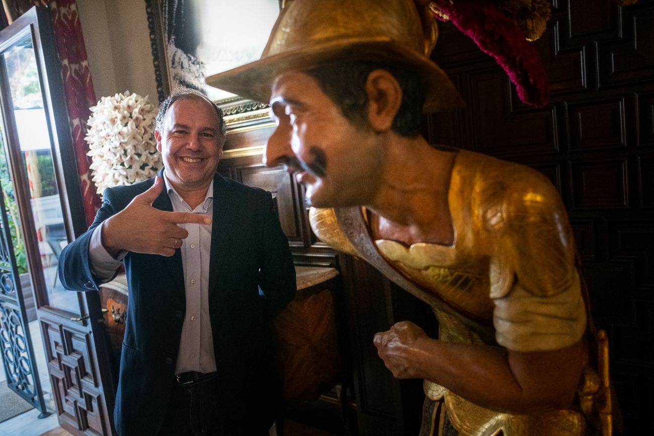 José María Castaño, hermano del Nazareno, ante Marquillo, este martes en la exposición que alberga el Hotel Casa Palacio María Luisa en Jerez.