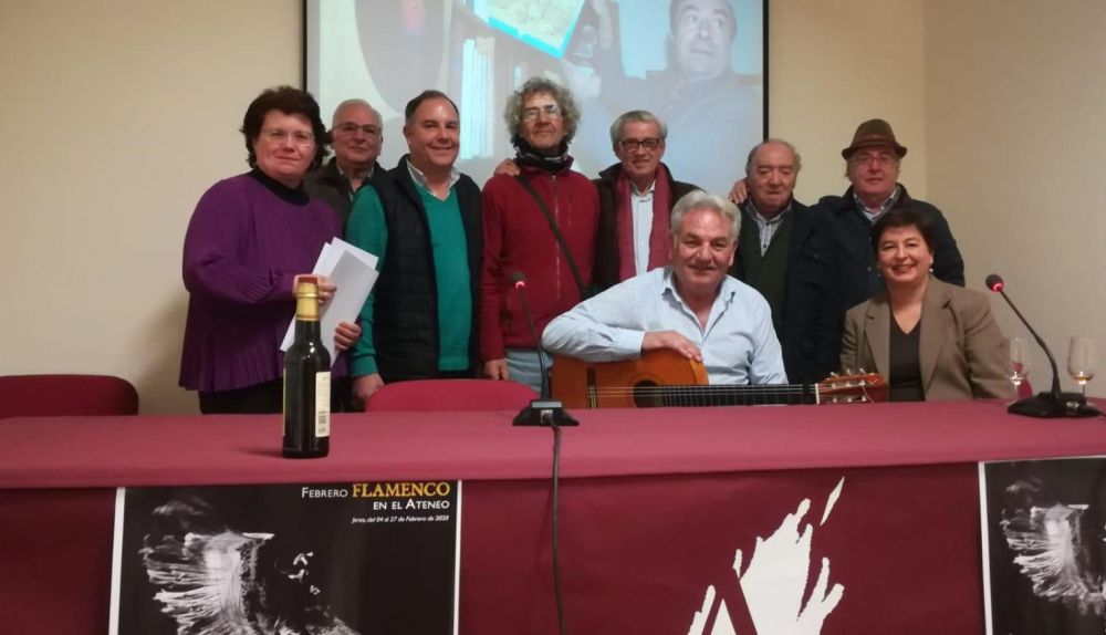 Castaño, con muchos de los ilustres colaboradores de 'Los Caminos del Cante', en una foto en el Ateneo de Jerez.