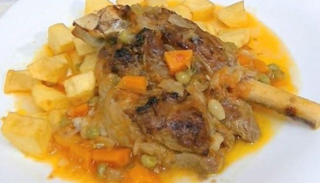 Plato de cordero en salsa.