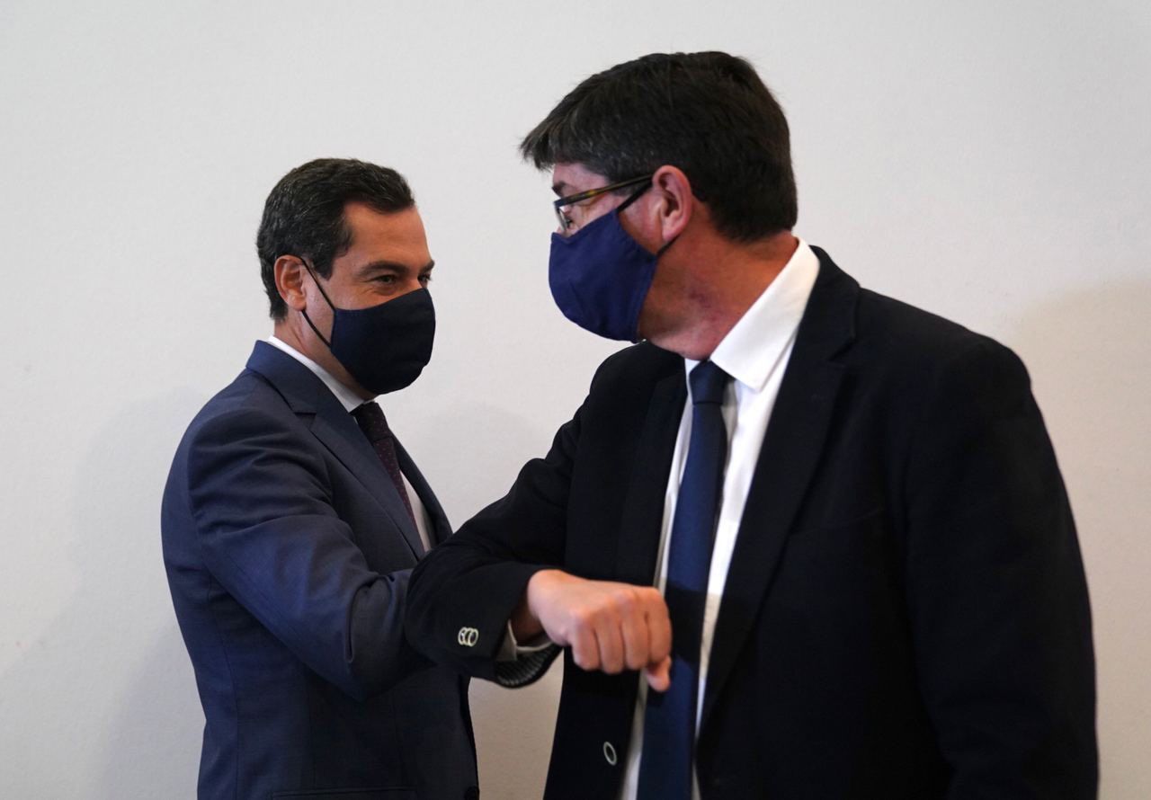 Juan Manuel Moreno Bonilla, presidente de la Junta, y Juan Marín, su vicepresidente, se saludan recientemente.